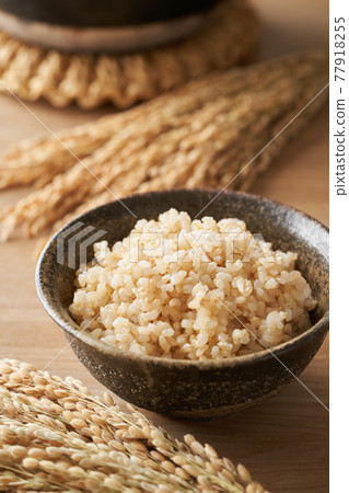 糙米盛在碗裡 77918255