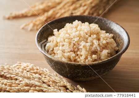 糙米盛在碗裡 糙米盛在碗裡 77918441