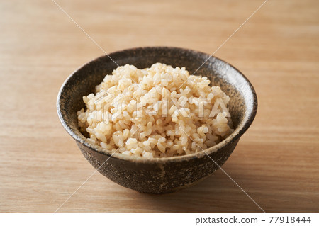 Brown rice served in a bowl 77918444