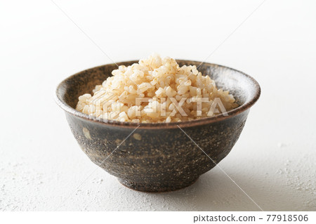 Brown rice served in a bowl 77918506