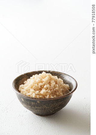 糙米盛在碗裡 77918508