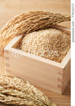 Brown rice served in a bath Brown rice served in a bath 77919217