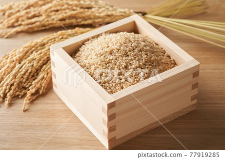 Brown rice served in a bath 77919285