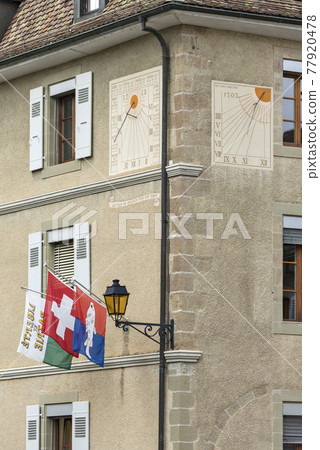 sundial on a house in old city of Nyon, canton of Vaud in Switzerland sundial on a house in old city of Nyon, canton of Vaud in Switzerland 77920478