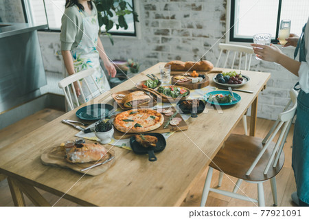 有一個家庭聚會的媽媽朋友 77921091