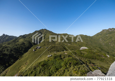 《鹿兒島縣屋久島》從平石岩屋看到的宮之浦人行道和宮之浦山 77921318