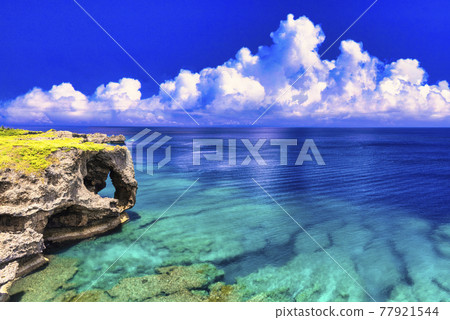 萬座毛美麗的珊瑚礁海和雲彩 萬座毛美麗的珊瑚礁海和雲彩 77921544