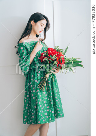 有花束的少婦 77922036