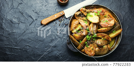 Roast chicken leg with potatoes on iron cast pan Roast chicken leg with potatoes on iron cast pan 77922283