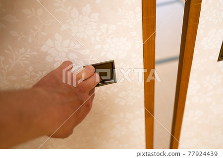 Open the sliding door Open the sliding door 77924439
