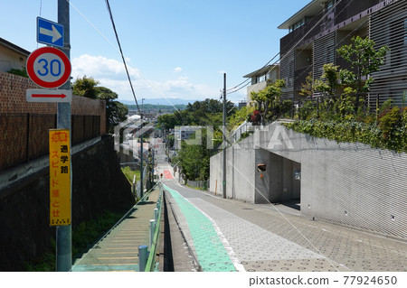 岡本三丁目坡（世田谷百景）以其陡峭的坡度而聞名，是多摩川和仙川在武藏野高原上雕刻而成的河流梯田。 77924650