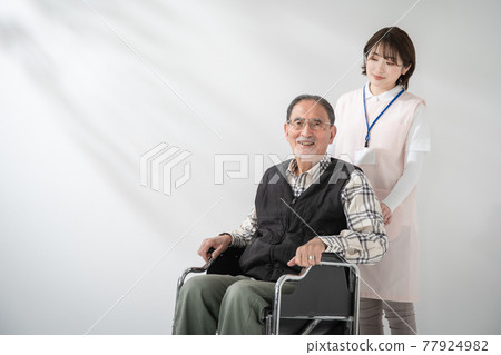 長期護理形象年輕女子老人輪椅 77924982