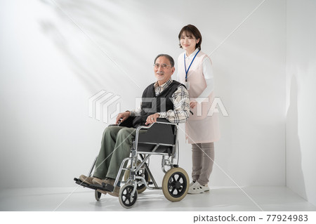 長期護理形象年輕女子老人輪椅 77924983