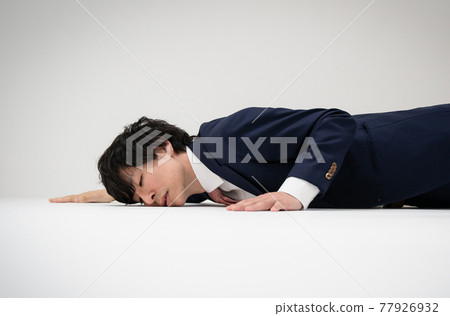 Businessman fatigue collapses 77926932