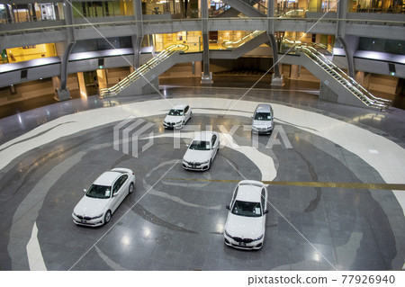 購物中心的汽車展廳 購物中心的汽車展廳 77926940