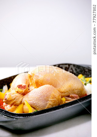 Raw organic uncooked whole chicken with bell pepper Raw organic uncooked whole chicken with bell pepper 77927802