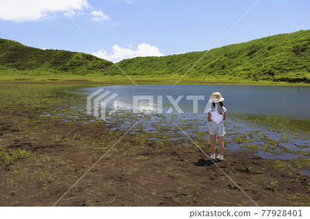 A girl standing in the grasslands of Aso Kusa Senrigahama A girl standing in the grasslands of Aso Kusa Senrigahama 77928401