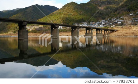 阿甦的潛水橋橫跨清澈的仁淀川 阿甦的潛水橋橫跨清澈的仁淀川 77928701