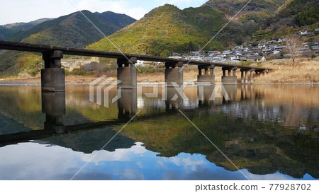 Aso's submersible bridge over the clear stream Niyodo River 77928702