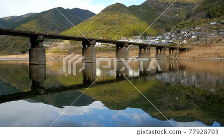 阿甦的潛水橋橫跨清澈的仁淀川 阿甦的潛水橋橫跨清澈的仁淀川 77928703