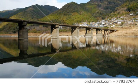 阿甦的潛水橋橫跨清澈的仁淀川 阿甦的潛水橋橫跨清澈的仁淀川 77928704
