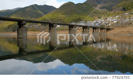 阿甦的潛水橋橫跨清澈的仁淀川 77928705