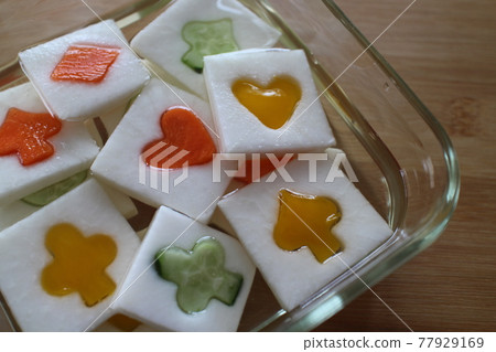 Playing cards sweet and sour sauce that makes children happy Playing cards sweet and sour sauce that makes children happy 77929169