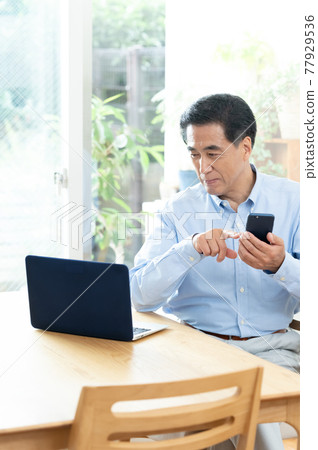 Mature Male Manipulating PC 77929536