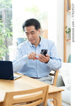 Mature Male Manipulating PC Mature Male Manipulating PC 77929537