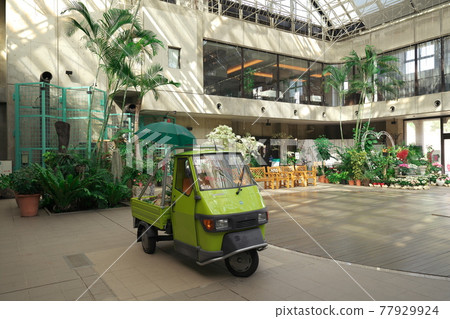 Nagoya Hisaya Odori Garden Flarier Miwa light commercial vehicle displayed in the greenhouse 77929924