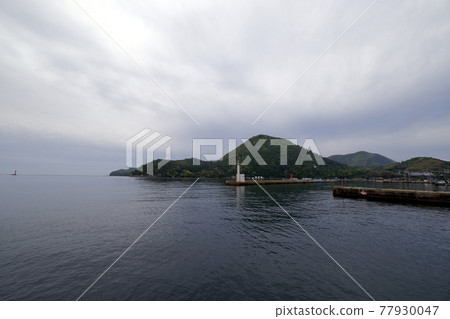 隱岐島西鄉港灣入口、碼頭和綠色海角、多雲的天空、安靜的海灣 隱岐島西鄉港灣入口、碼頭和綠色海角、多雲的天空、安靜的海灣 77930047