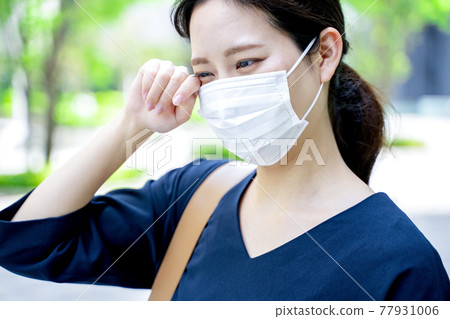 Female illness allergies 77931006
