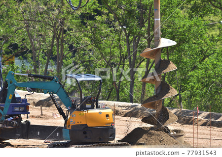 地基工地：使用大型挖掘機進行鑽孔作業 77931543