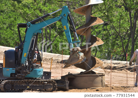 地基工地：使用大型挖掘機進行鑽孔作業 77931544