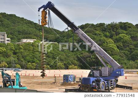 地基施工現場：大型重型機械和挖掘機 77931548