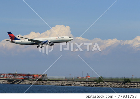 夏空背景下客機著陸 藍天背景下著陸 77931758