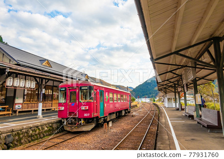 Gujo-Hachiman Station with a retro Showa atmosphere <Gujo City, Gifu Prefecture> 77931760