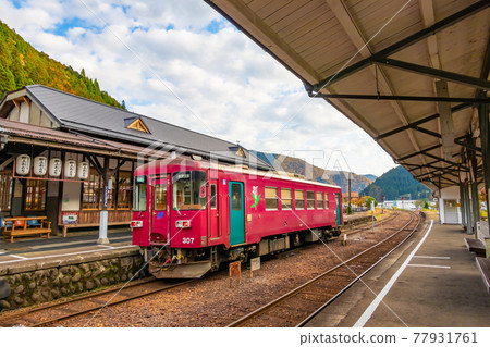 充滿復古昭和氛圍的郡上八幡站 <岐阜縣郡上市> 77931761