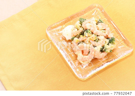 煮蝦和西蘭花沙拉玻璃盤 77932047