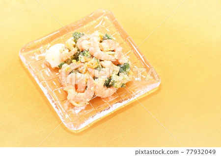 煮蝦和西蘭花沙拉玻璃盤 77932049