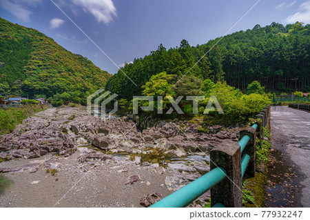 Worship of the waterfall from the bridge 77932247