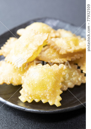 Delicious mini cheese pie Delicious mini cheese pie 77932509