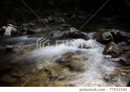 山谷中的水流 山谷中的水流 77932540