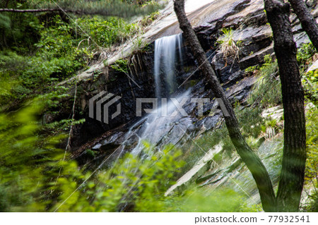 山谷中的水流 山谷中的水流 77932541