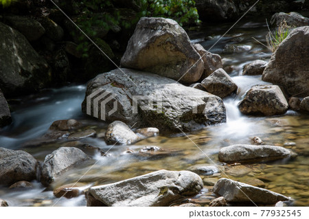 山谷中的水流 山谷中的水流 77932545