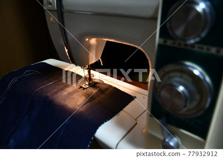 Sewing machine 77932912