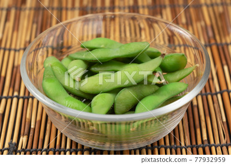 Green soybeans boiled beans 77932959