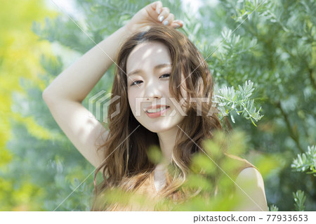 女人笑著微笑美麗 77933653