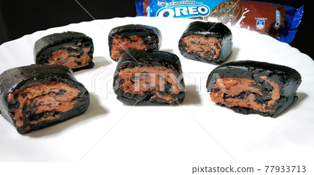 Lucknow, india, november 2020 : creamy cake pieces with chocolate cookies and cream biscuits. 77933713