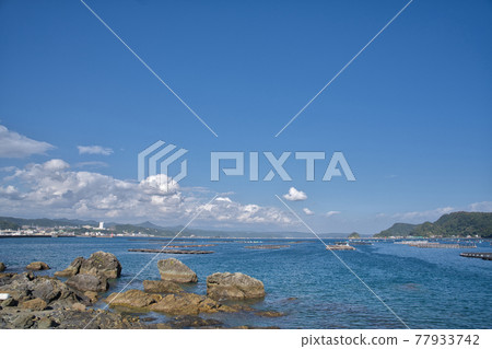 [Wakayama Prefecture] November, Kushimoto Town Oshima in the blue sky and the Pacific Ocean 77933742